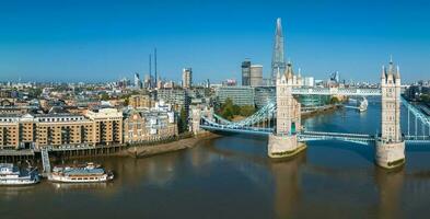 Die berühmte Tower Bridge verbindet Londong mit Southwark an der Themse foto