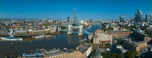 Die berühmte Tower Bridge verbindet Londong mit Southwark an der Themse foto