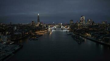 Antenne Nacht Aussicht von das Turm Brücke im London. foto