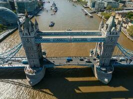 Die berühmte Tower Bridge verbindet Londong mit Southwark an der Themse foto