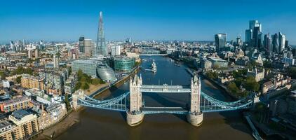 Die berühmte Tower Bridge verbindet Londong mit Southwark an der Themse foto