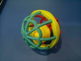 Ball Spielzeug mit bunt Plastik Speichen mit ein laut Klang zum Babys foto