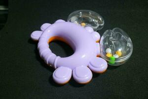 lila Krabbe Spielzeug mit klein Bälle Innerhalb foto