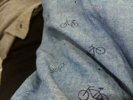 Foto von ein grau Stoff Textur mit ein Fahrrad Bild