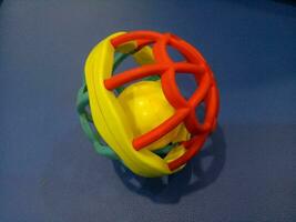 Ball Spielzeug mit bunt Plastik Speichen mit ein laut Klang zum Babys foto