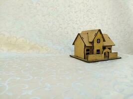 Miniatur alt Haus gemacht von Holz foto