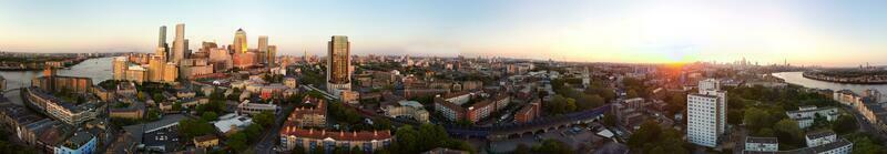 hoch Winkel Panorama- Aussicht von Kanarienvogel Kai Gebäude beim zentral London Stadt von England großartig Großbritannien. das Aufnahmen war gefangen mit Drohnen Kamera beim niedrig Höhe auf 08. Juni 2023 während Sonnenuntergang. foto