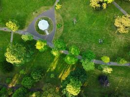 Antenne Aussicht von Luton Stadt, Dorf von England Vereinigtes Königreich beim Über das Krieg Öffentlichkeit Park, das Drohnen Kamera Aufnahmen war gefangen auf Juni 13., 2023 foto