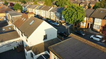 Antenne Aussicht von Wohn Kreis und echt Nachlass Häuser beim Luton Stadt, Dorf von England Vereinigtes Königreich. Aufnahmen war gefangen mit Drohnen Kamera auf Juni 11, 2023 foto