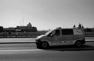 schön niedrig Winkel Aussicht von zentral London und Straße mit der Verkehr und Personen. das Bild war gefangen beim Turm Brücke London England großartig Großbritannien auf warm sonnig Tag von 04. Juni 2023 foto