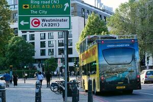 schön niedrig Winkel Aussicht von zentral London und Straße mit der Verkehr und Personen. das Bild war gefangen beim Turm Brücke London England großartig Großbritannien auf warm sonnig Tag von 04. Juni 2023 foto