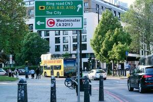 schön niedrig Winkel Aussicht von zentral London und Straße mit der Verkehr und Personen. das Bild war gefangen beim Turm Brücke London England großartig Großbritannien auf warm sonnig Tag von 04. Juni 2023 foto