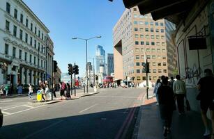 schön niedrig Winkel Aussicht von zentral London und Straße mit der Verkehr und Personen. das Bild war gefangen beim Turm Brücke London England großartig Großbritannien auf warm sonnig Tag von 04. Juni 2023 foto