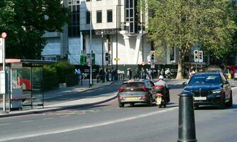 schön niedrig Winkel Aussicht von zentral London und Straße mit der Verkehr und Personen. das Bild war gefangen beim Turm Brücke London England großartig Großbritannien auf warm sonnig Tag von 04. Juni 2023 foto