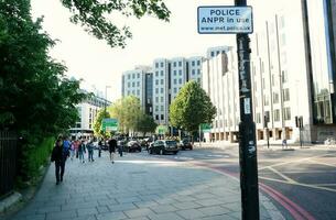 schön niedrig Winkel Aussicht von zentral London und Straße mit der Verkehr und Personen. das Bild war gefangen beim Turm Brücke London England großartig Großbritannien auf warm sonnig Tag von 04. Juni 2023 foto