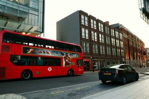 schön niedrig Winkel Aussicht von zentral London und Straße mit der Verkehr und Personen. das Bild war gefangen beim Turm Brücke London England großartig Großbritannien auf warm sonnig Tag von 04. Juni 2023 foto