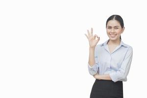 Geschäftsfrau Hand okay isoliert auf weißem Hintergrund asiatische Schönheit foto