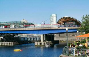 niedrig Winkel Aussicht von zentral London Gebäude und Fluss Themse beim Kanarienvogel Kai zentral London. das Aufnahmen war gefangen während Sonnenuntergang Über London Stadt von England Vereinigtes Königreich auf Juni 08, 2023 foto