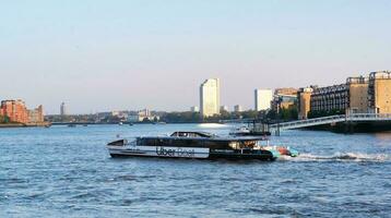 niedrig Winkel Aussicht von zentral London Gebäude und Fluss Themse beim Kanarienvogel Kai zentral London. das Aufnahmen war gefangen während Sonnenuntergang Über London Stadt von England Vereinigtes Königreich auf Juni 08, 2023 foto