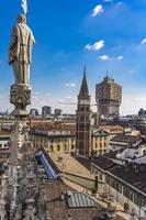Blick auf die Skyline von Mailand vom Dach der Mailänder Kathedrale