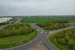 hoch Winkel Aufnahmen von Neu gebaut völlig fortgeschritten und modern Wohn Nachlass beim bedford Stadt von England Vereinigtes Königreich. das Aufnahmen war gefangen mit Drohnen Kamera auf 22. April 2023 foto