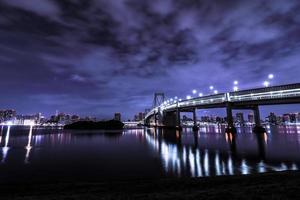 Regenbogenbrücke in Odaiba Japan in der Nacht foto