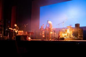 Musikbühne mit verschwommenen Musikern, die vor dem Konzert in einem Auditorium proben