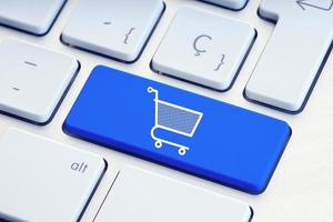 Online-Shopping E-Commerce Internet-Shopping-Konzept Warenkorb-Symbol auf blauer Tastaturtaste