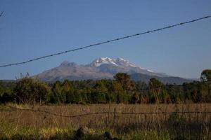 iztaccihuatl seismisch inaktiver Vulkan an einem sonnigen Tag mit wenig Schnee foto