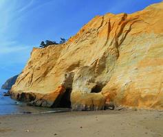 goldener meeresstein eine sandsteinfelsenformation am kap kiwanda state park pazifische stadt oder foto