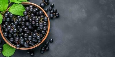 schwarz Johannisbeere Obst auf Schüssel und dunkel Tisch, Kopieren Raum, Hintergrund, generativ ai foto