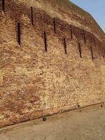 das äußere Mauer von das Badshahi Fort foto