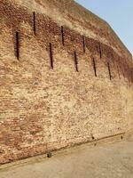 das äußere Mauer von das Badshahi Fort foto