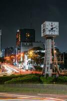 ho Chi minh Stadt, Vietnam - - apr 14, 2023 der Verkehr Marmelade beim sterben bien phu Kreisel mit es ist viergesichtig Uhr Turm ein Symbol von ho Chi minh Stadt. Licht Weg von Autos. foto