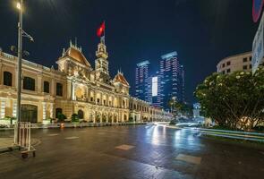 ho Chi Minh, viet nam - - 10 April 2023 Saigon Stadt Saal, vincom Center Türme, bunt Straße der Verkehr und tropisch Pflanzen gegen das tolle Nacht. Saigon Innenstadt mit es ist berühmt Sehenswürdigkeiten. foto