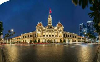 ho Chi Minh, viet nam - - 10 April 2023 Saigon Stadt Saal, vincom Center Türme, bunt Straße der Verkehr und tropisch Pflanzen gegen das tolle Nacht. Saigon Innenstadt mit es ist berühmt Sehenswürdigkeiten. foto