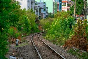 unglaublich Aussicht von Zug Vorbeigehen durch ein eng Straße, das Hanoi alt Quartal. Lager Foto