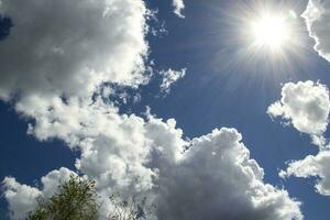 paradiesisch Himmel zwischen das Weiß Wolken und das strahlend Sonne foto