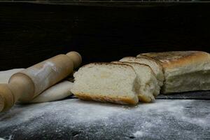 hausgemacht Brot mit Weizen Mehl foto