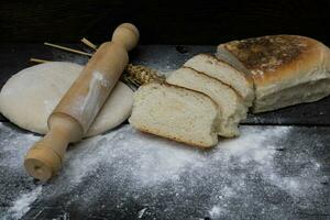 hausgemacht Brot mit Weizen Mehl foto