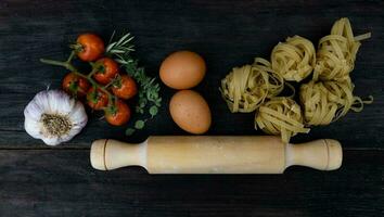 Kochen Hintergrund oben Aussicht mit Nudeln, Tomaten , Eier und Gewürze foto