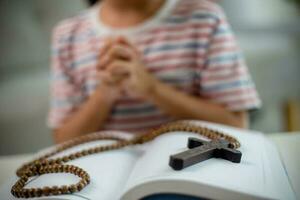 Christian Konzept. wenig asiatisch Mädchen beten Zurückhalten das Kreuz. Konzepte von Hoffnung, Glaube, Christentum, Religion, foto