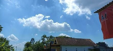 das Wolken im das Himmel aussehen schön foto