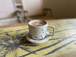 heiße Kaffeetasse auf Holztisch foto