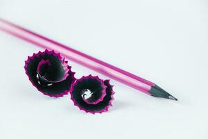 hölzern lila Bleistift und Rasuren auf Weiß Hintergrund. foto