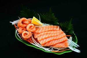 Lachs Sashimi Essen Lachs Filet japanisch Speisekarte mit Shiso Perilla Blatt Zitrone Kraut und Gewürze, frisch roh Lachs Fisch zum Kochen Essen Meeresfrüchte Lachs Fisch foto