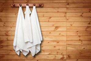 saubere Handtücher an der Wand foto