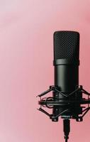 Streaming-Mikrofon über einem pastellrosa Hintergrund foto