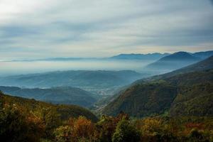 Nebel zwischen Hügeln im Herbst zwei foto