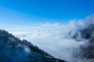 Wolken überragen die Alpen foto